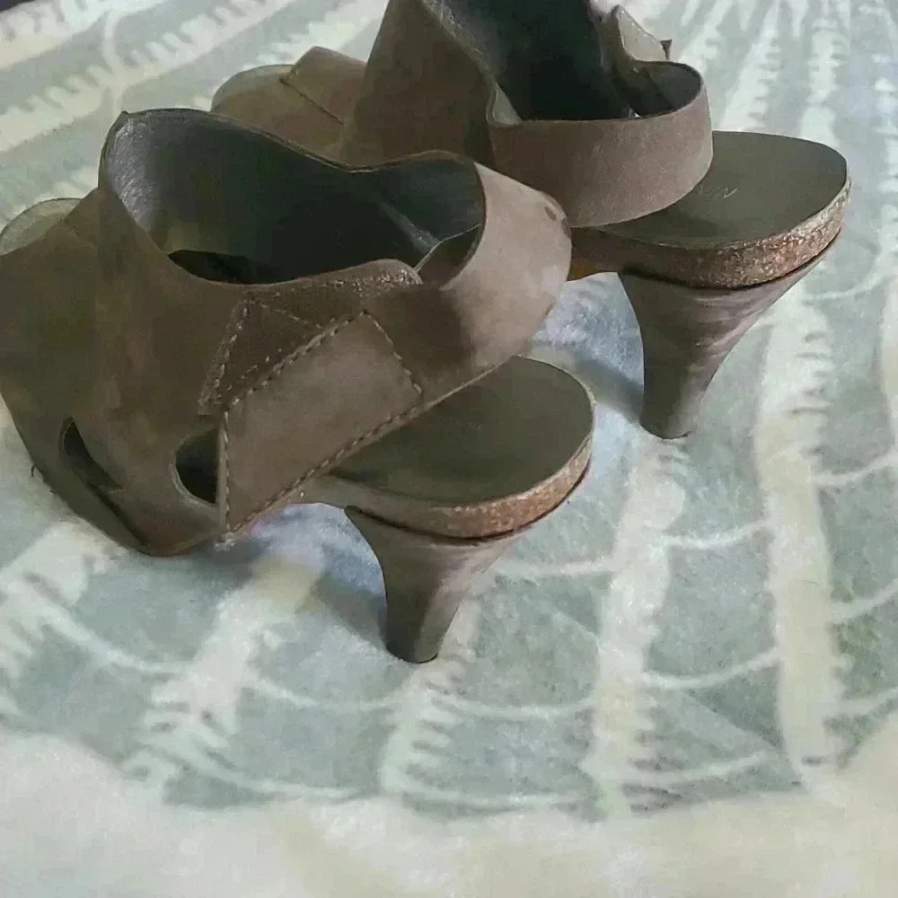 Heels by Nine West. Sz 8. - Picture 4 of 6